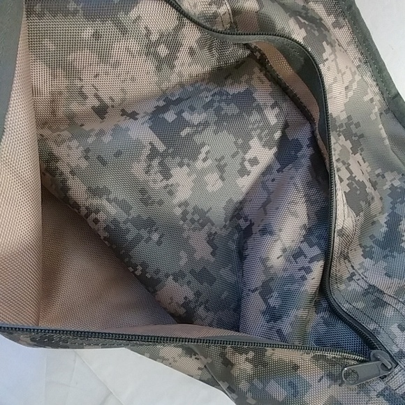 Flying Circle Bags Hanging Garment Digital Camo - Picture 5 of 8